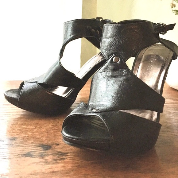 Le Chateau black faux leather heels - Picture 3 of 12